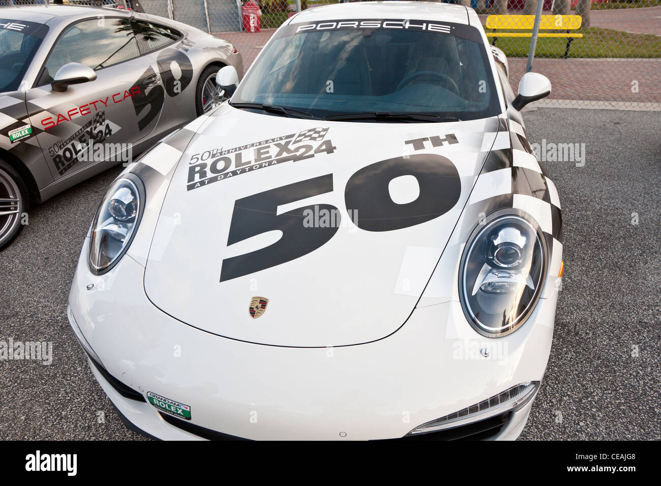 Porsche Sicherheit Autos mit 50 Jahrestag Rolex 24 in Daytona-Embleme auf dem Daytona International Speedway Stockfoto