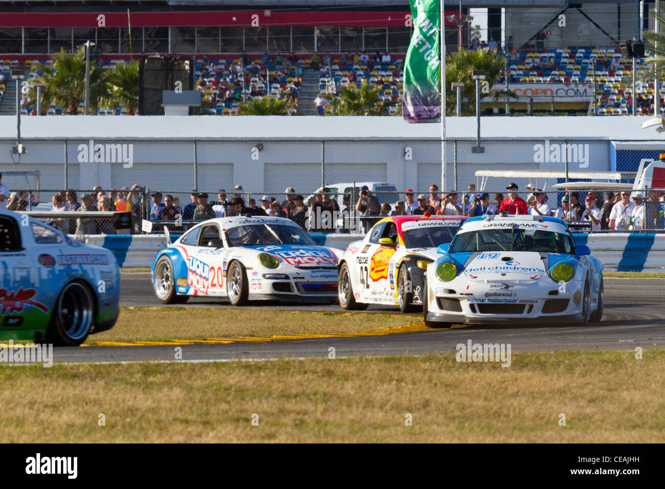Porsche und Mazda Sportwagen in Haarnadelkurve Schalten während der 2012-Rolex 24 auf dem Daytona International Speedway Stockfoto