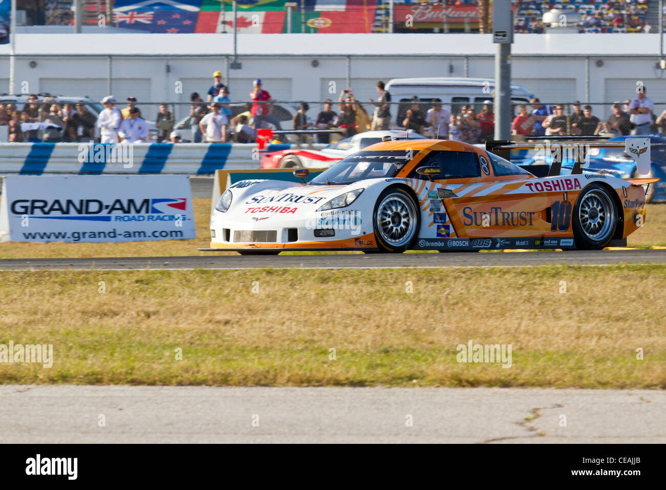 Die Nummer 10 des SunTrust Corvette Daytona Prototype lässt beim Rolex 24 2012 auf dem Daytona International Speedway eine Haarnadelkurve zurück Stockfoto