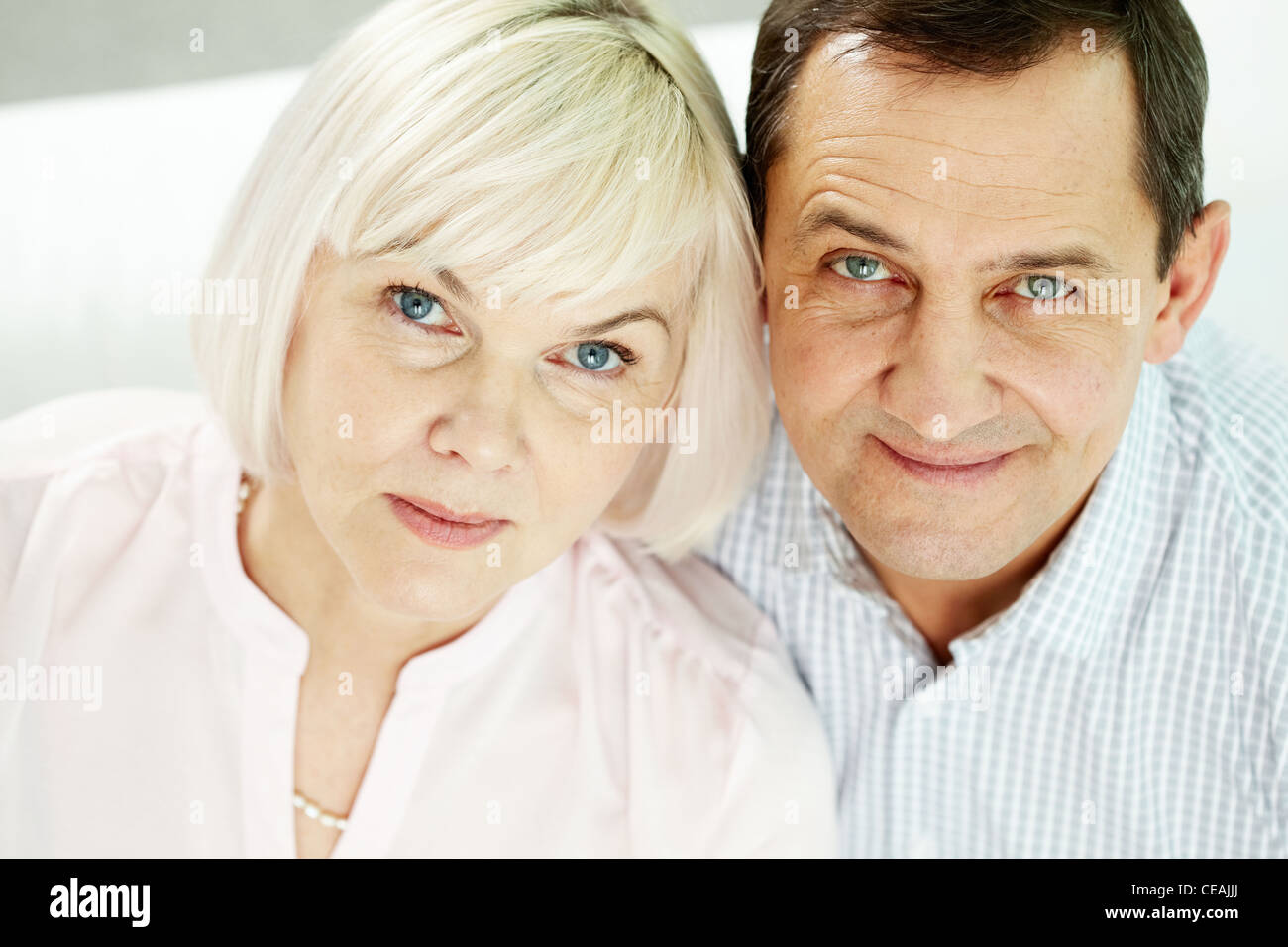 Porträt von Reife Frau und Mann, Blick in die Kamera Stockfoto
