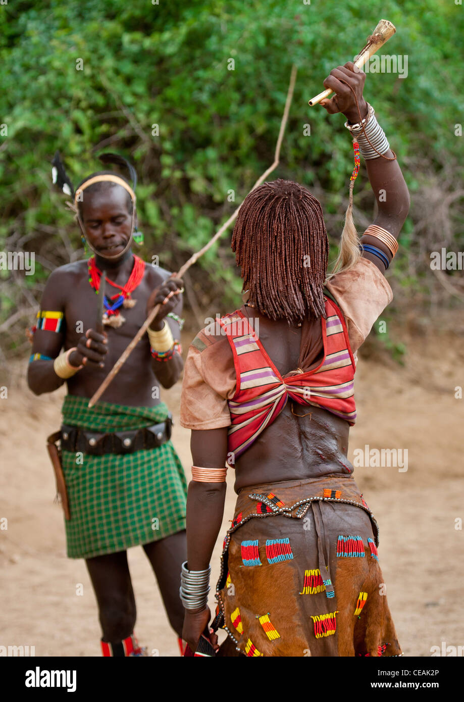 Whipper vor der Hamer Frau wird er sich feiern Stier springen Zeremonie Äthiopien prügeln Stockfoto