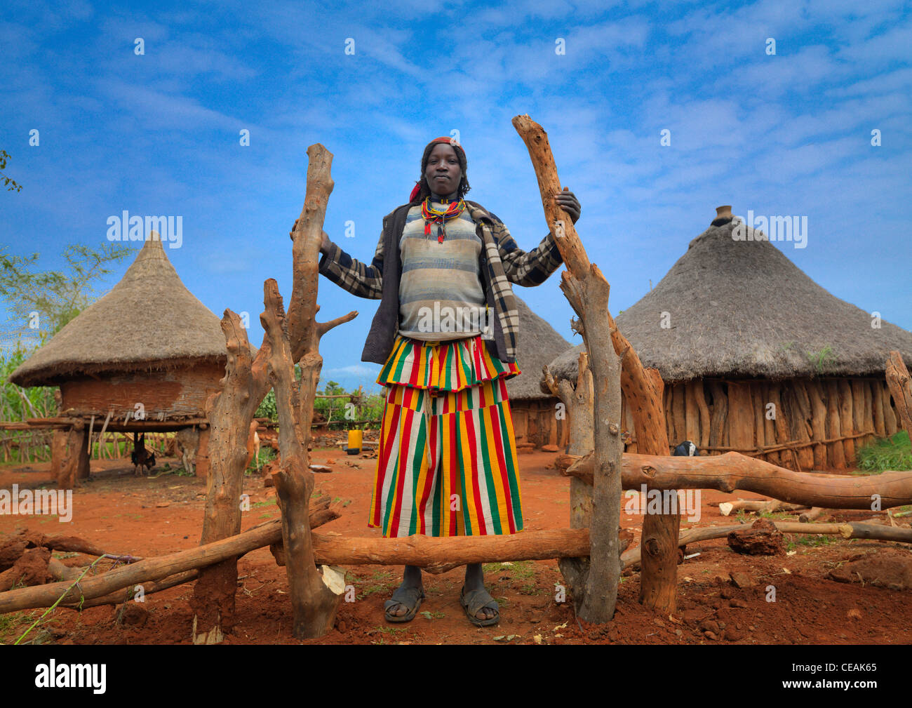 Konso Frau am Eingang der Konso Dorfhäuser In der Hintergrund-Äthiopien Stockfoto