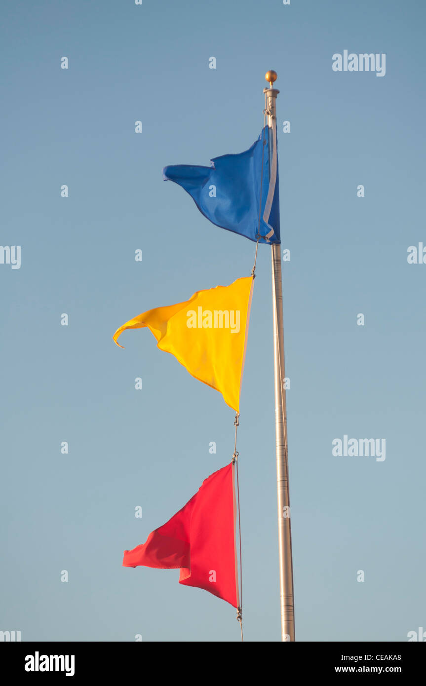 St Petersburg Florida, Vereinigte Staaten von Amerika, USA, blauer Himmel, bunte Fahnen. blau, gelb, rot Stockfoto St Petersburg Florida, Vereinigte Staaten von Amerika, USA, blauer Himmel, bunte Fahnen. blau, gelb, rot Stockfoto