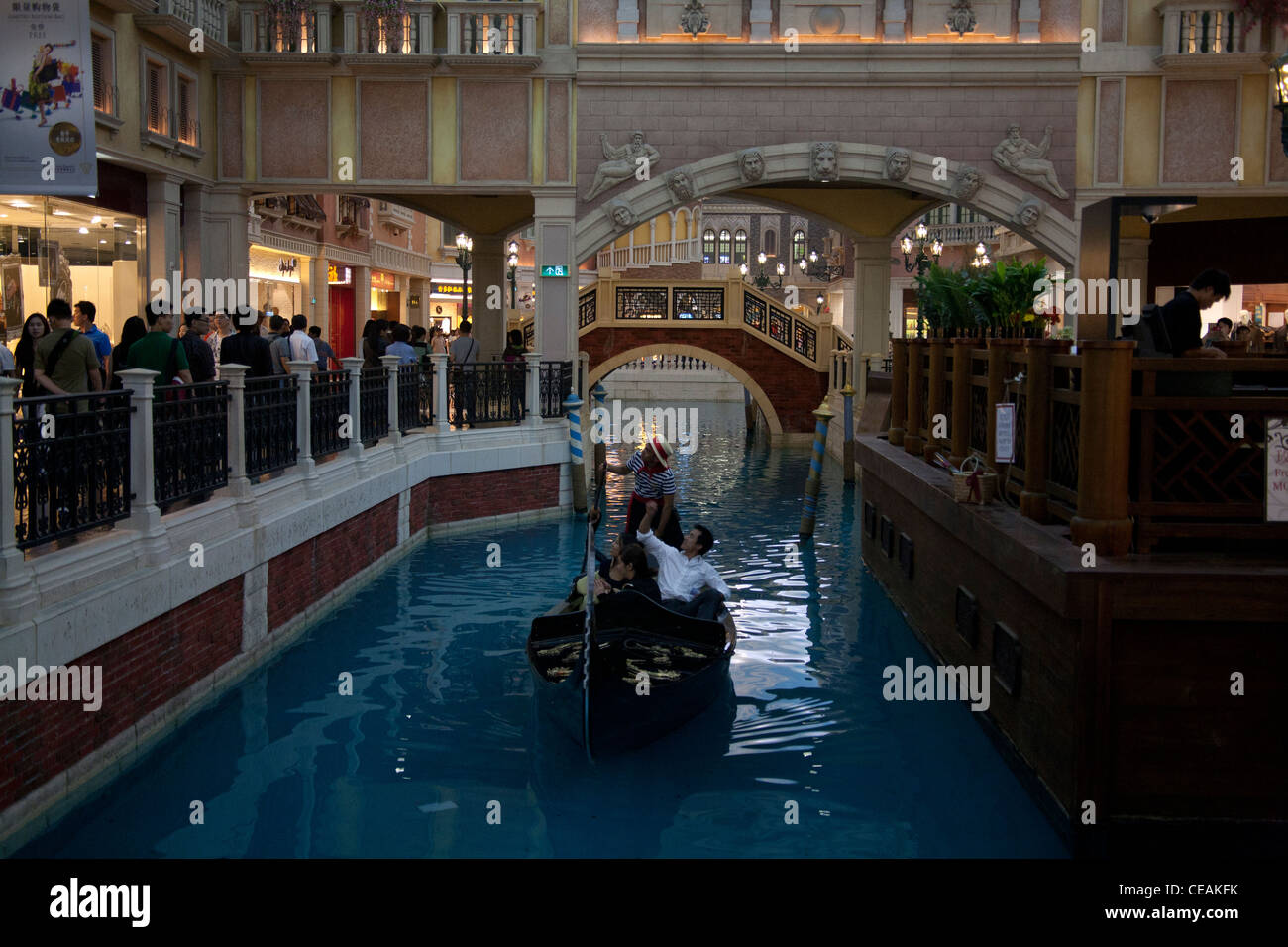 Gondel auf dem Canal Grande in der Shopping-Mall-Teil des Venetian Casino und Hotel-Komplex, Cotai Strip Macau SAR China Stockfoto