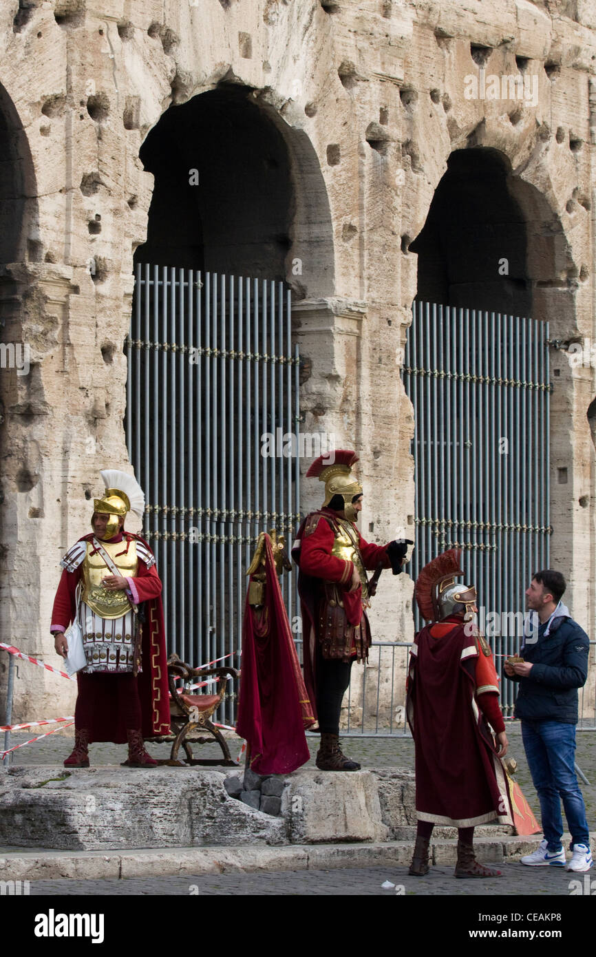 Kolosseum flavische Amphitheater in Rom Italien mit Männer gekleidet als römische Lote Stockfoto