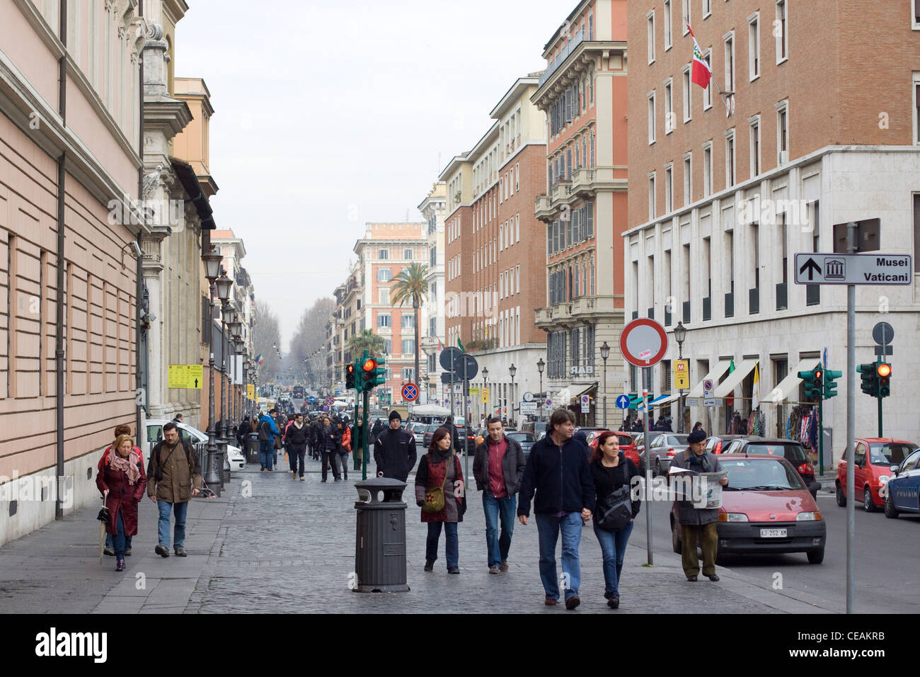 Touristen zu Fuß auf den Straßen von Rom Italien Stockfoto