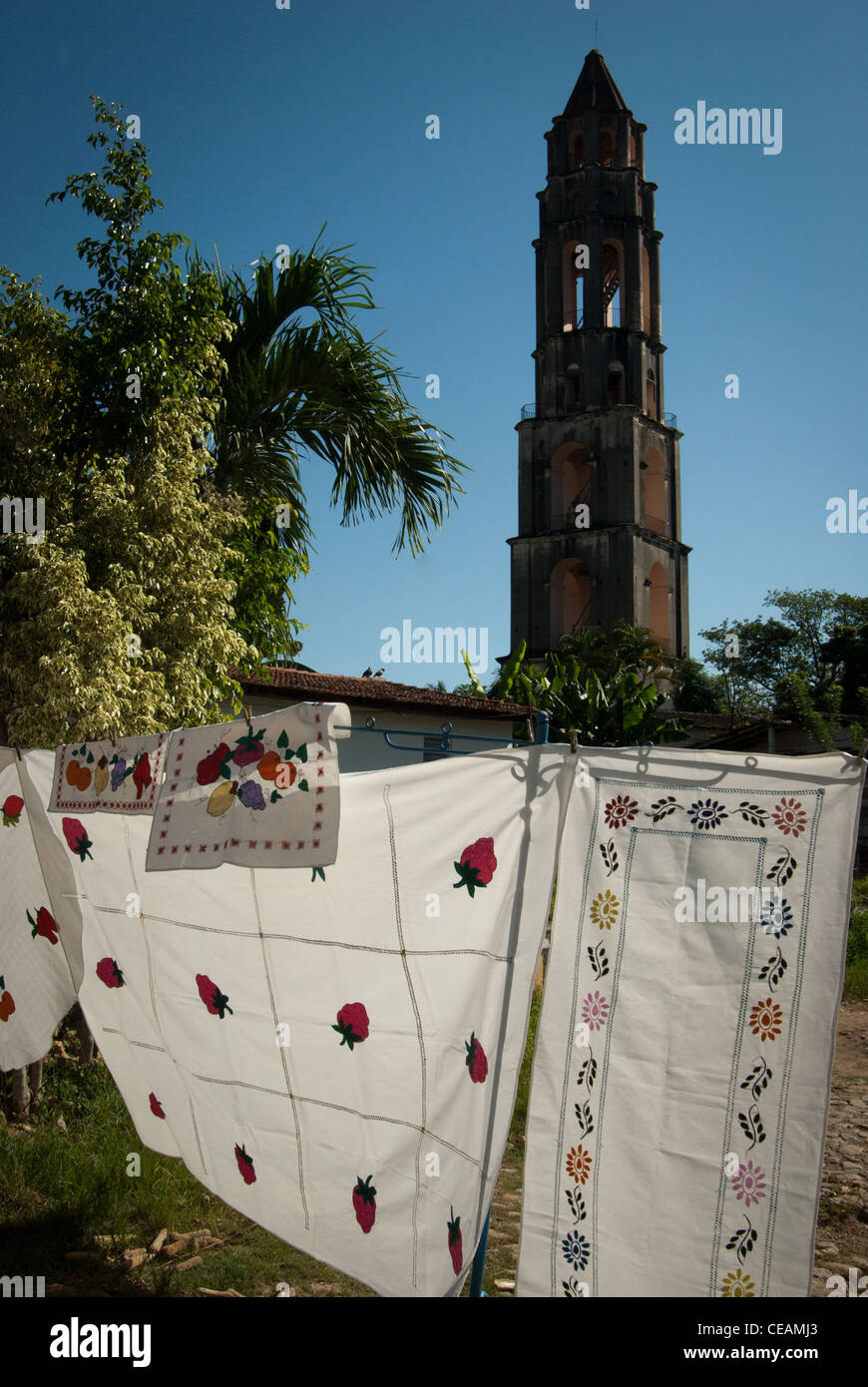 steht mit waren für Touristen mit dem Turm im Hintergrund, Manaca Iznaga, Valle de Los Ingenios, Kuba Stockfoto