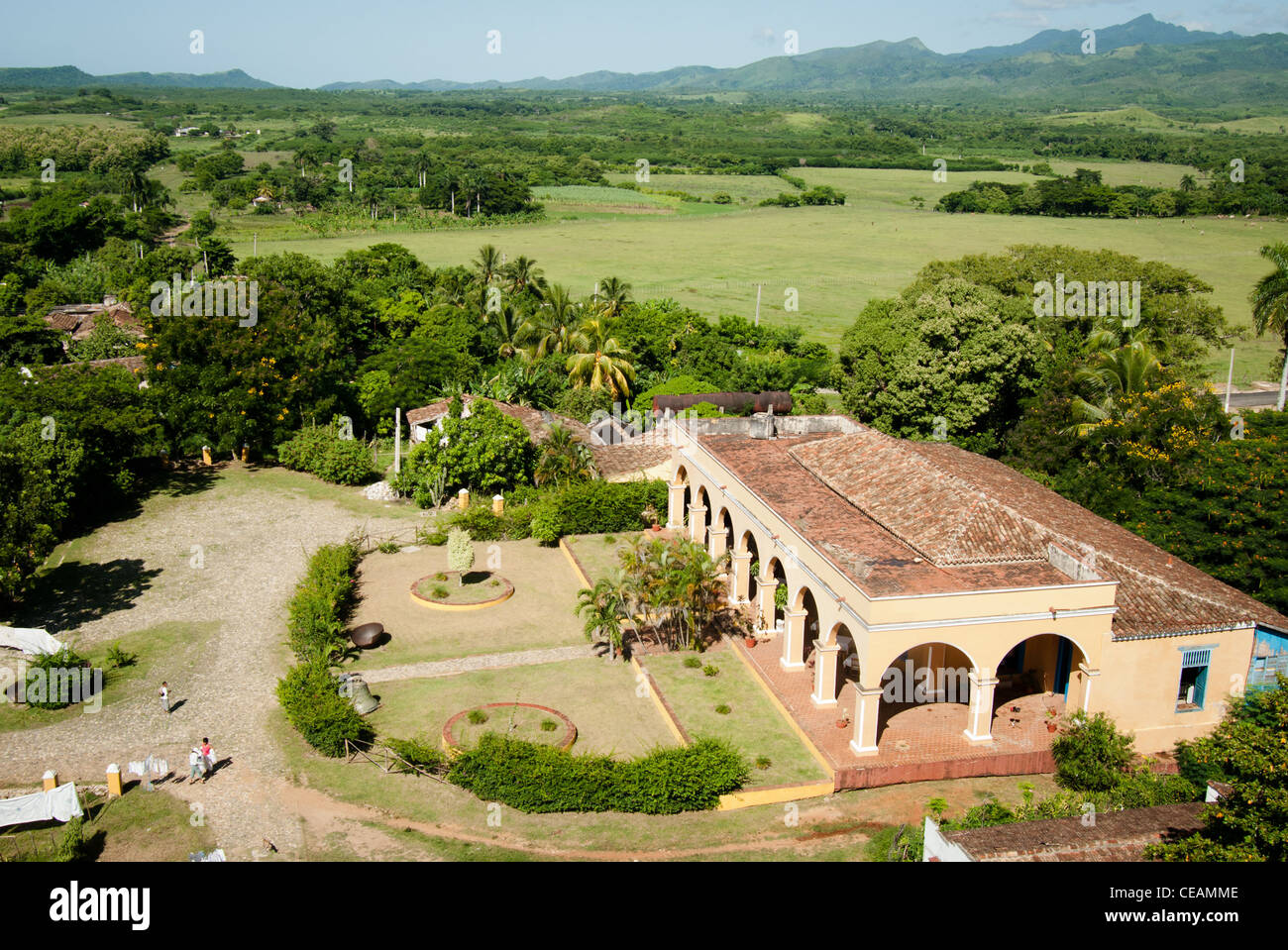 Blick vom Iznaga Turm auf das historische Haus im Kolonialstil der Manaca Iznaga (heute ein Restaurant), Tal de Los Ingenios, Kuba. Stockfoto