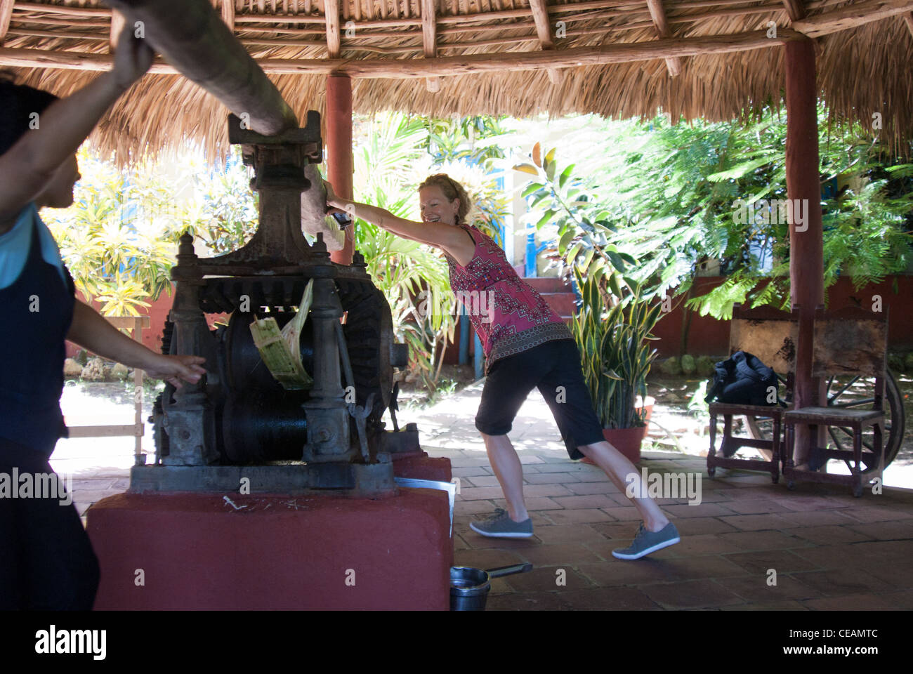 Tourist mit Zuckerrohr Presse, im Valle de Los Ingenios, Sancti Spíritus Provinz, Kuba, Lateinamerika Stockfoto