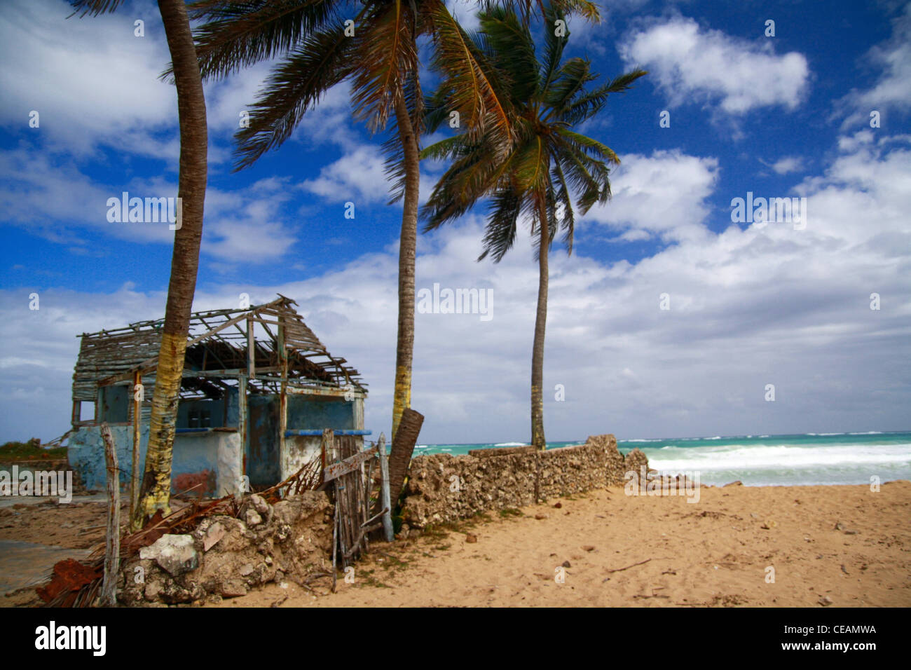 Gebrochene Karibik Haus am Strand, Haiti Stockfoto