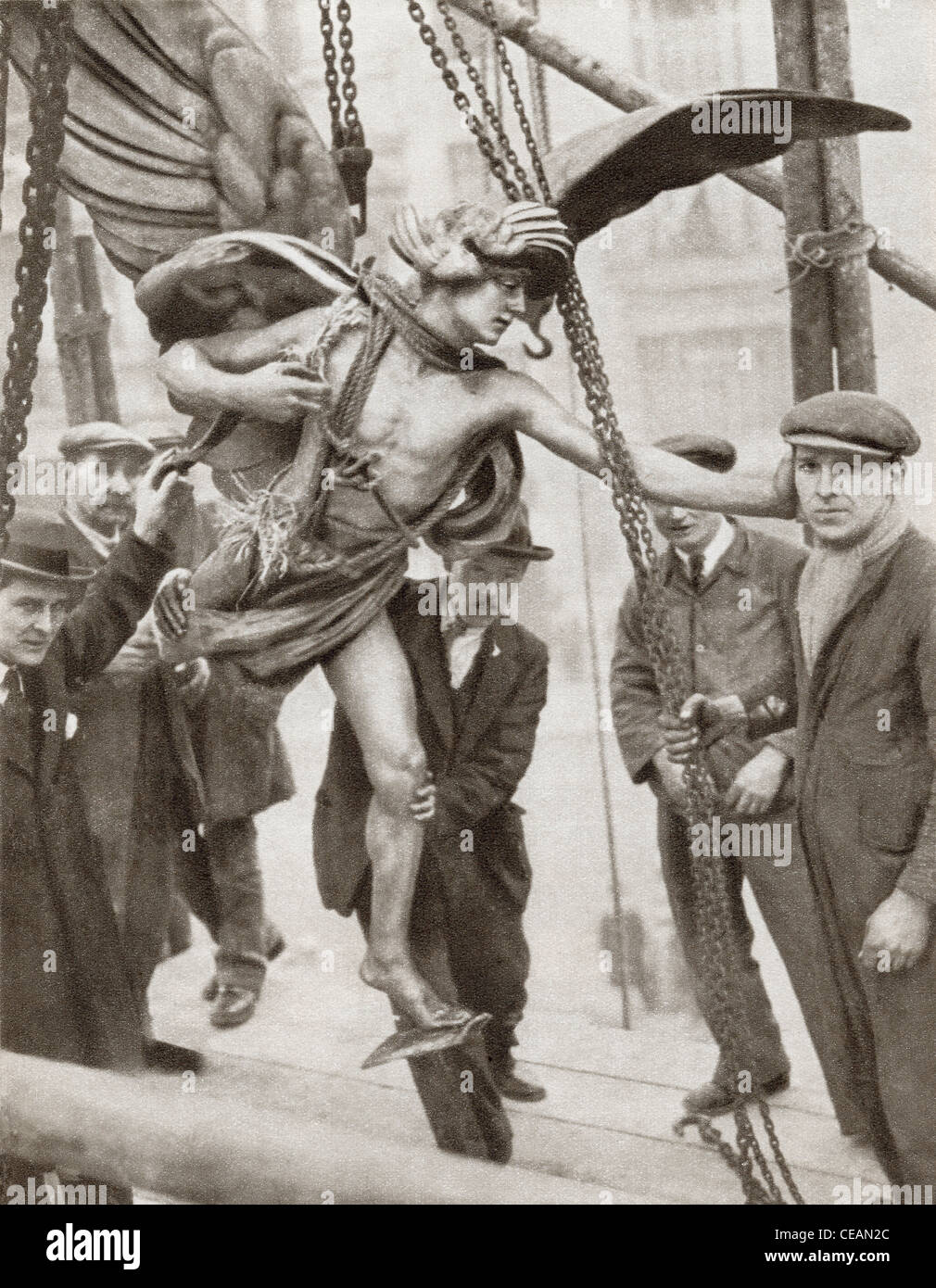 Entfernung der Statue des Eros vom Piccadilly Circus, London, England im Jahre 1925 während der Rekonstruktion der u-Bahnstation Stockfoto