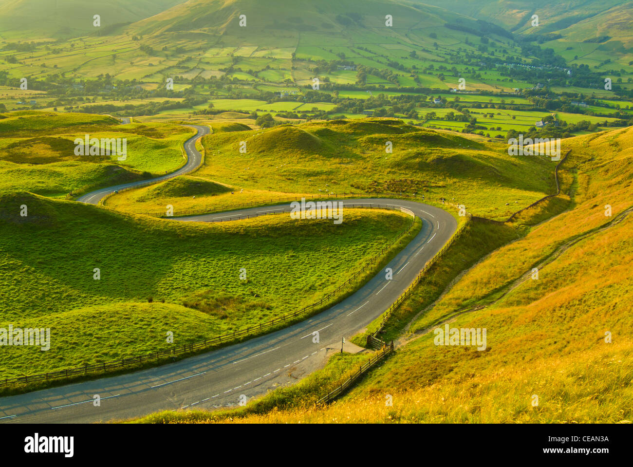 Enge kurvenreiche Straße von Mam Tor zum Edale derbyshire Peak District England GB Europe Stockfoto
