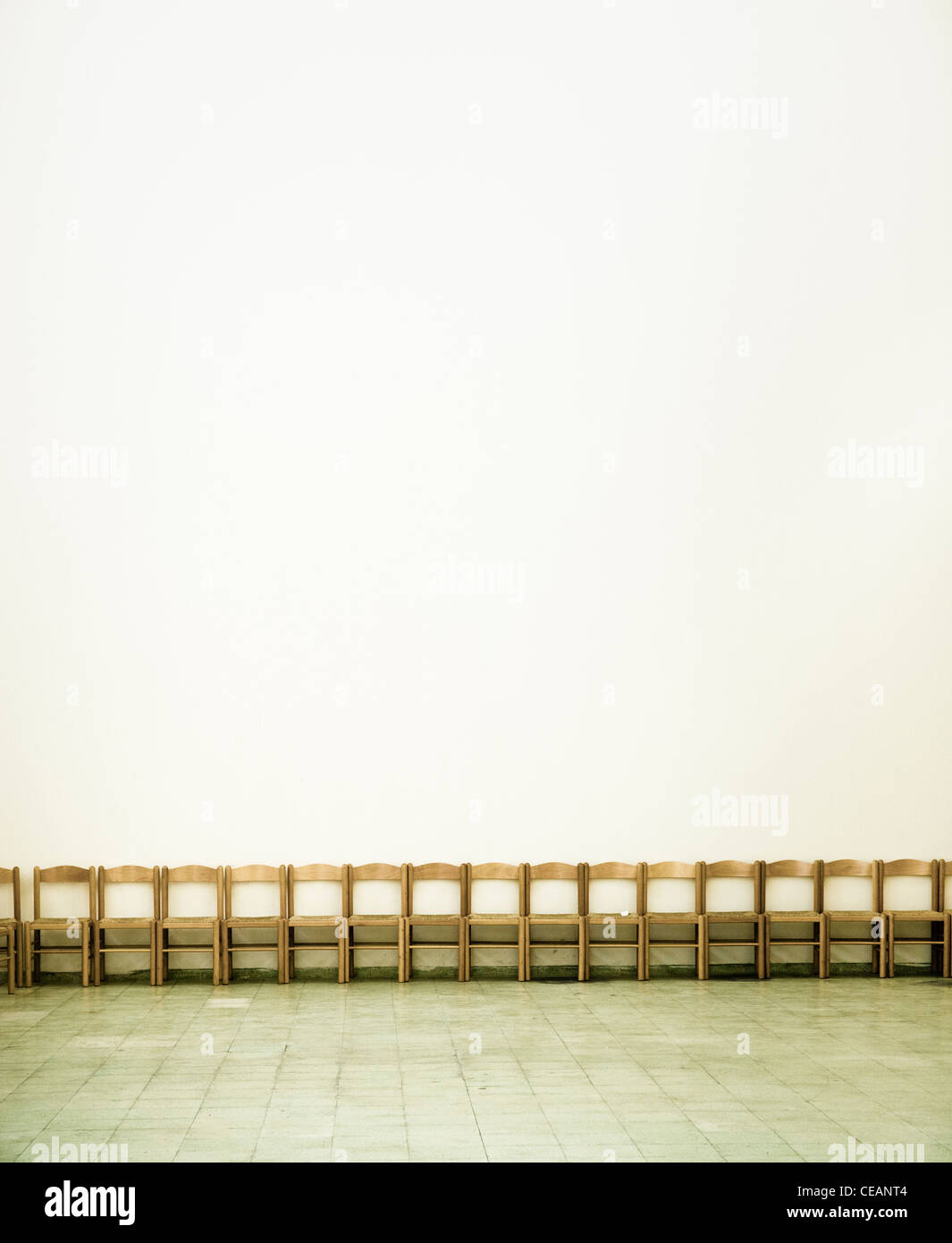 Leere Stühle in einem großen Raum Stockfoto
