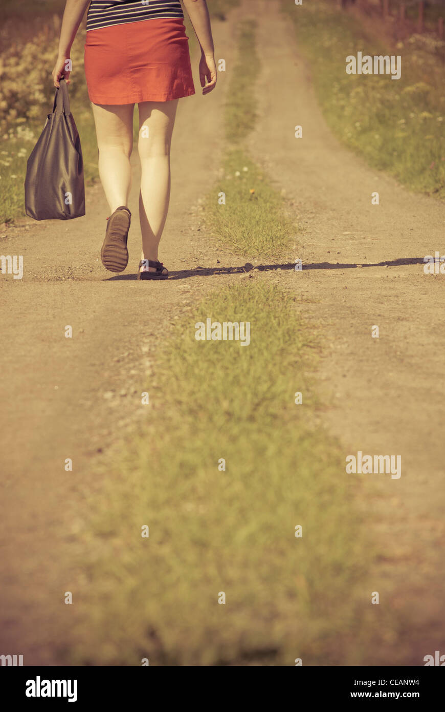 Frau zu Fuß auf einem Feldweg Stockfoto