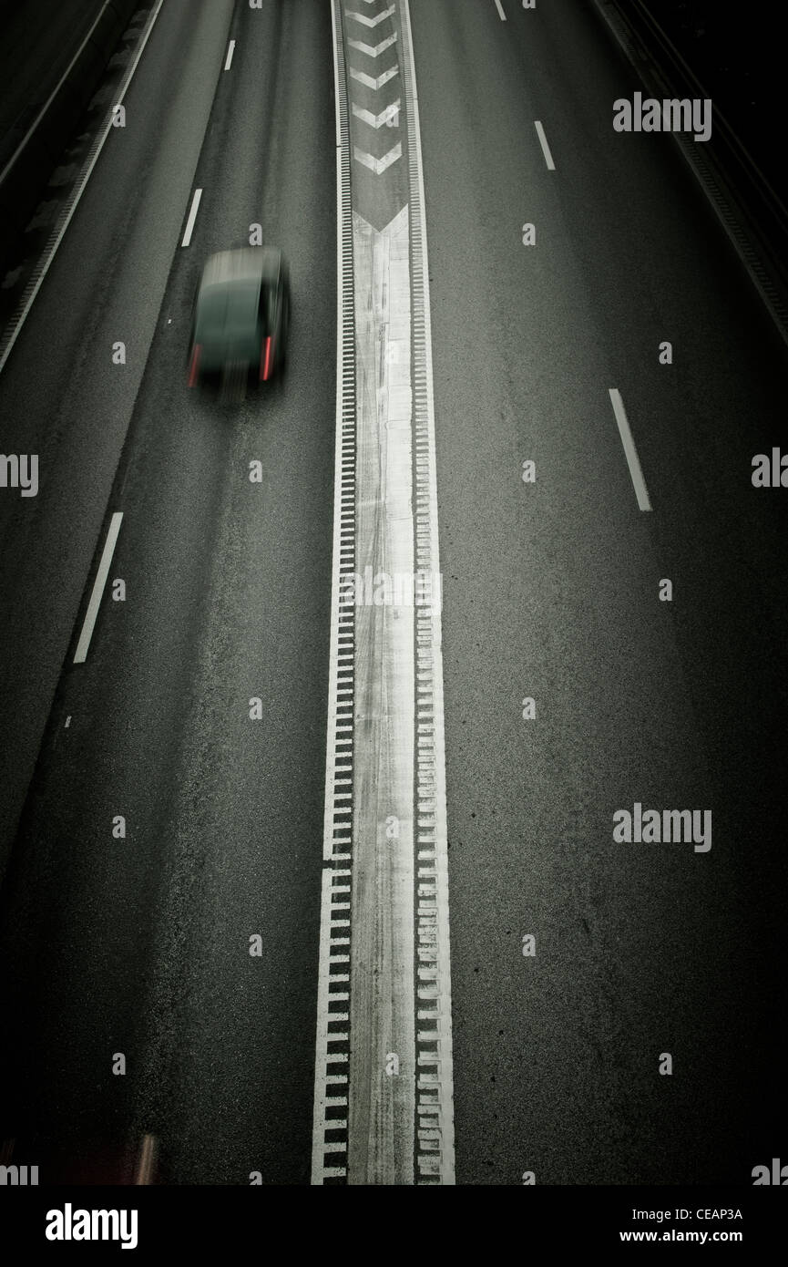 Ein Auto auf der Autobahn Stockfoto