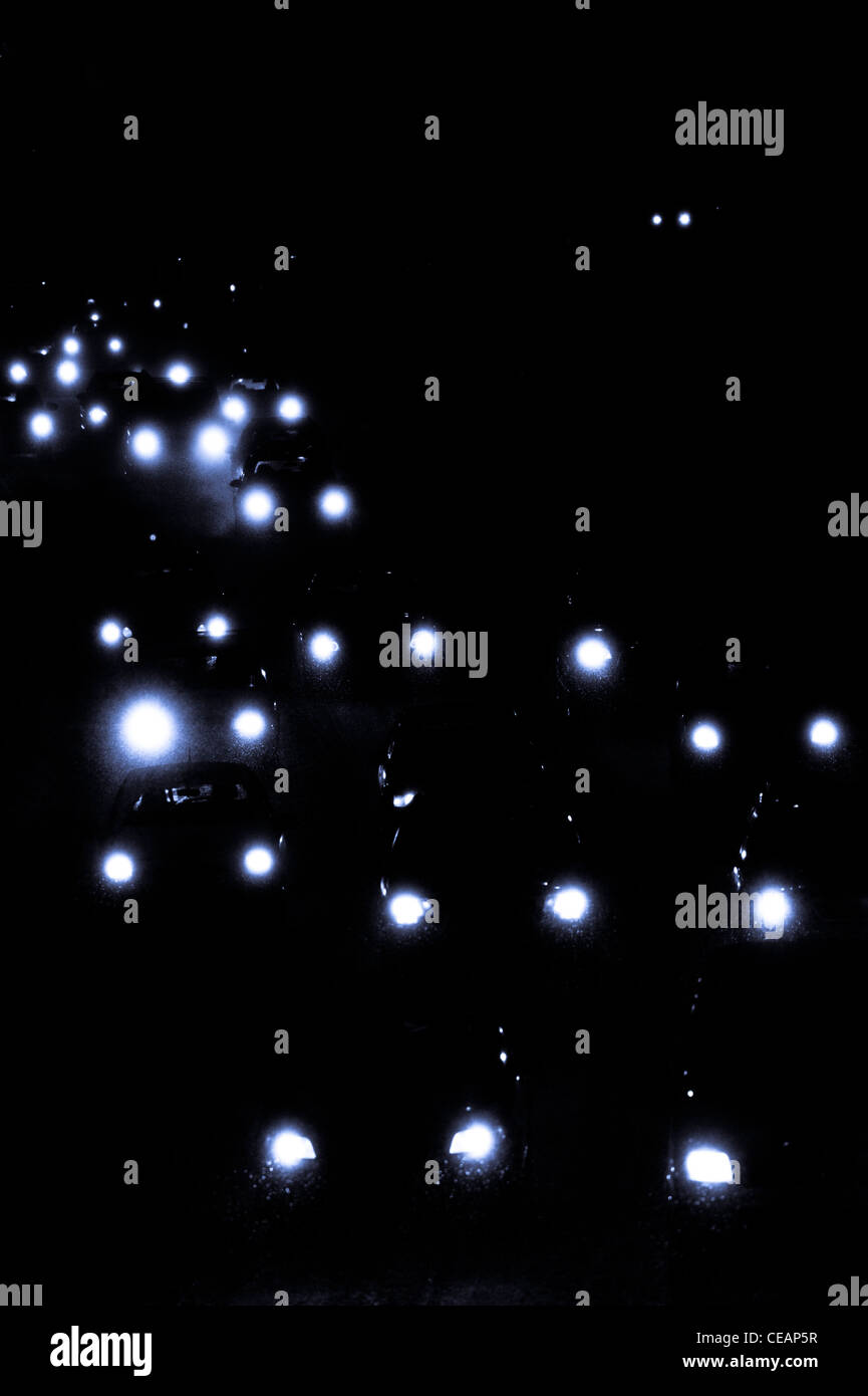 Scheinwerfer auf der Autobahn Stockfoto