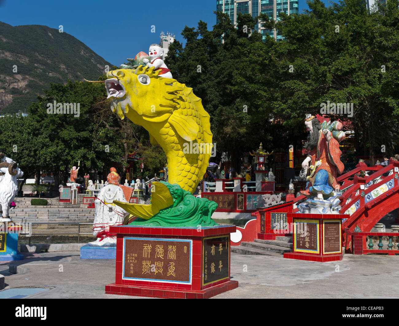 dh REPULSE BAY Hongkong chinesischen taoistischen Mosaik Statuen Fisch Wohlstand Statue Stockfoto