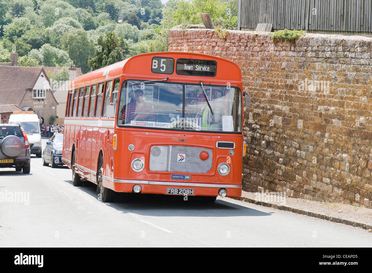 Eine rote Oldtimer bus Stockfoto