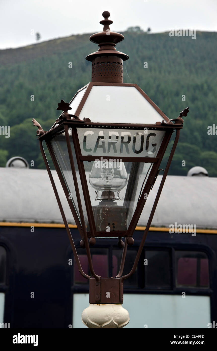 Alte Lampe an Carrog Station auf der Llangollen Railway, North Wales. Stockfoto