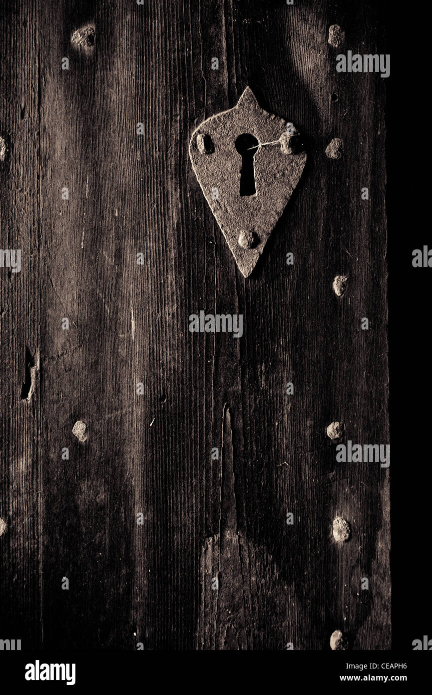 Nahaufnahme der alten Tür mit Schlüsselloch Stockfoto