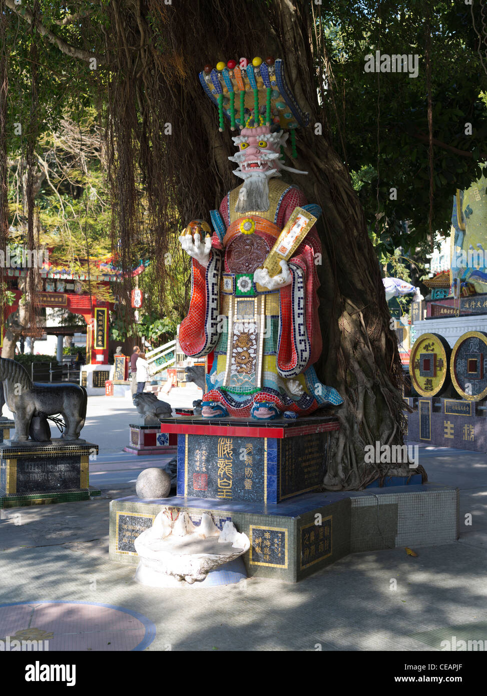 dh REPULSE BAY HONG KONG Chinese taoist Mosaikstatue unter banyan Tree daoism tao Tempel china mazu Stockfoto