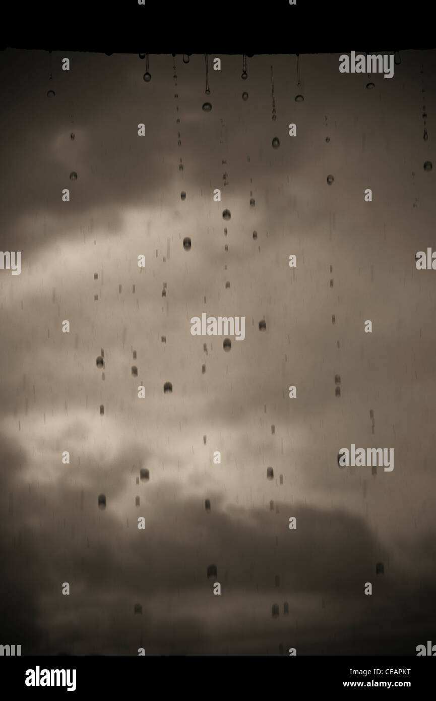 Regentropfen und Gewitterwolken Stockfoto