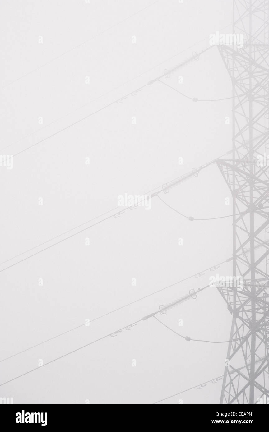 Macht Pylon im Nebel Stockfoto