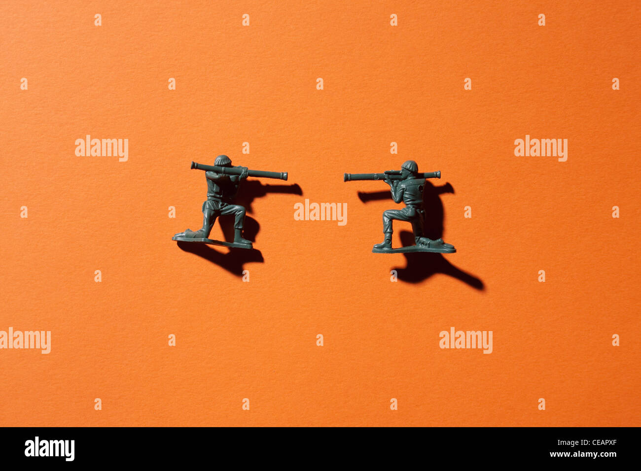 Zwei Spielzeugsoldaten auf orangem Hintergrund Stockfoto