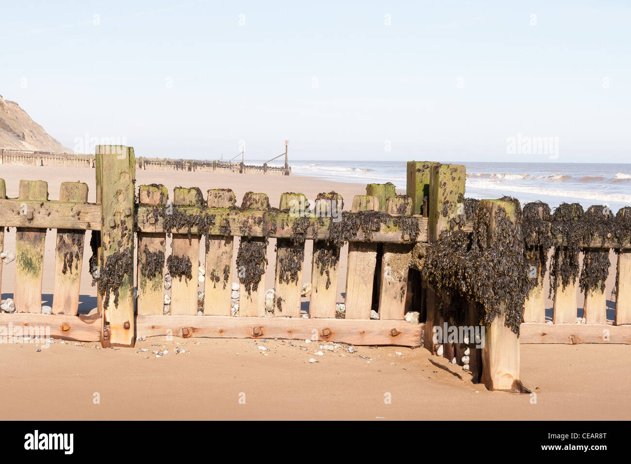 Mundesley aus Saison Strand und Buhnen Stockfoto