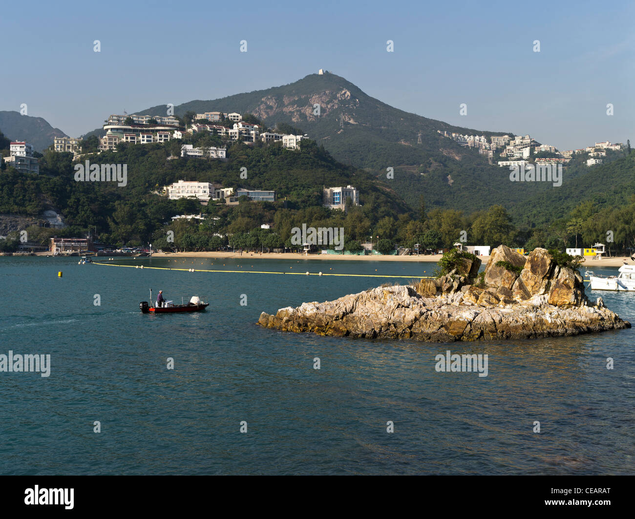 dh tiefe Wasser BAY Hongkong chinesische Boot Insel und Strand Wohnung Wohnungen mit Blick auf Bucht Stockfoto
