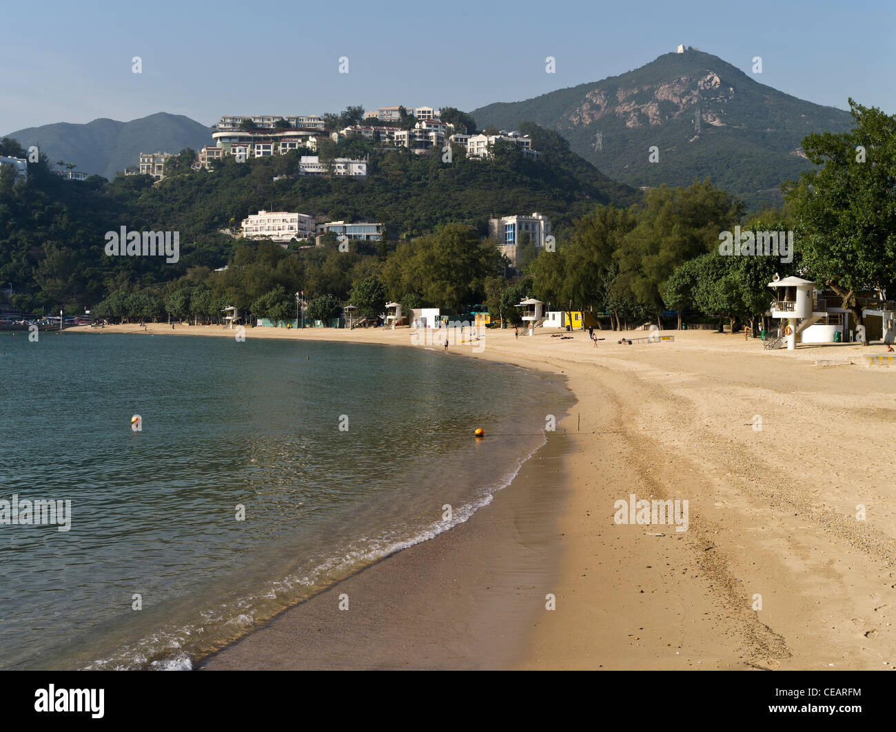 dh Deep Water Bay Beach DEEP WATER BAY HONG KONG Seashore Sandstrand Uferlinie mit Meerwasser und Sand china Stockfoto