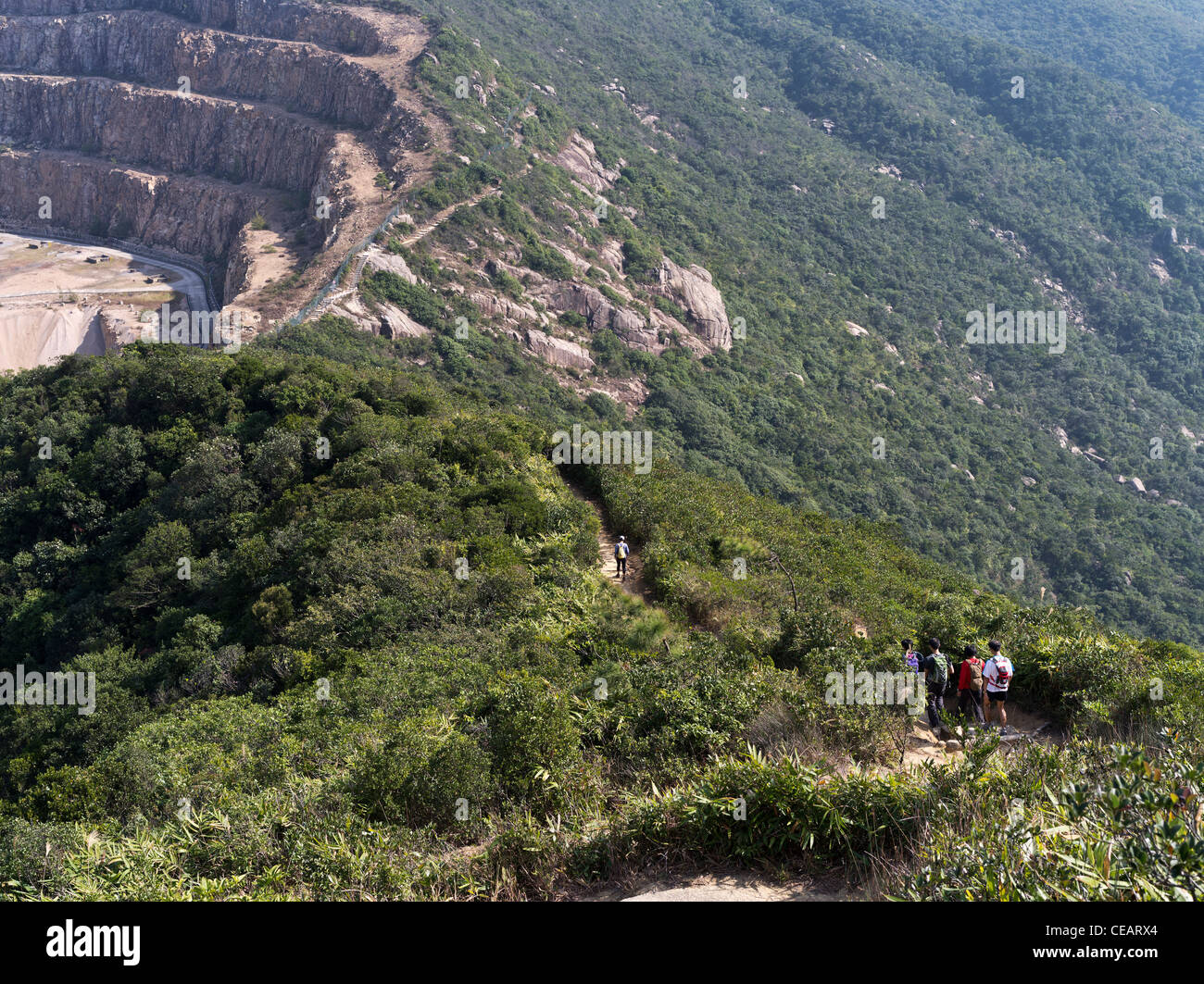 dh JARDINES AUSSICHTSPUNKT HONGKONG Chinesische Wanderer auf dem Wilson Trail Tai Tam Country Park Wege china Wanderung Stockfoto