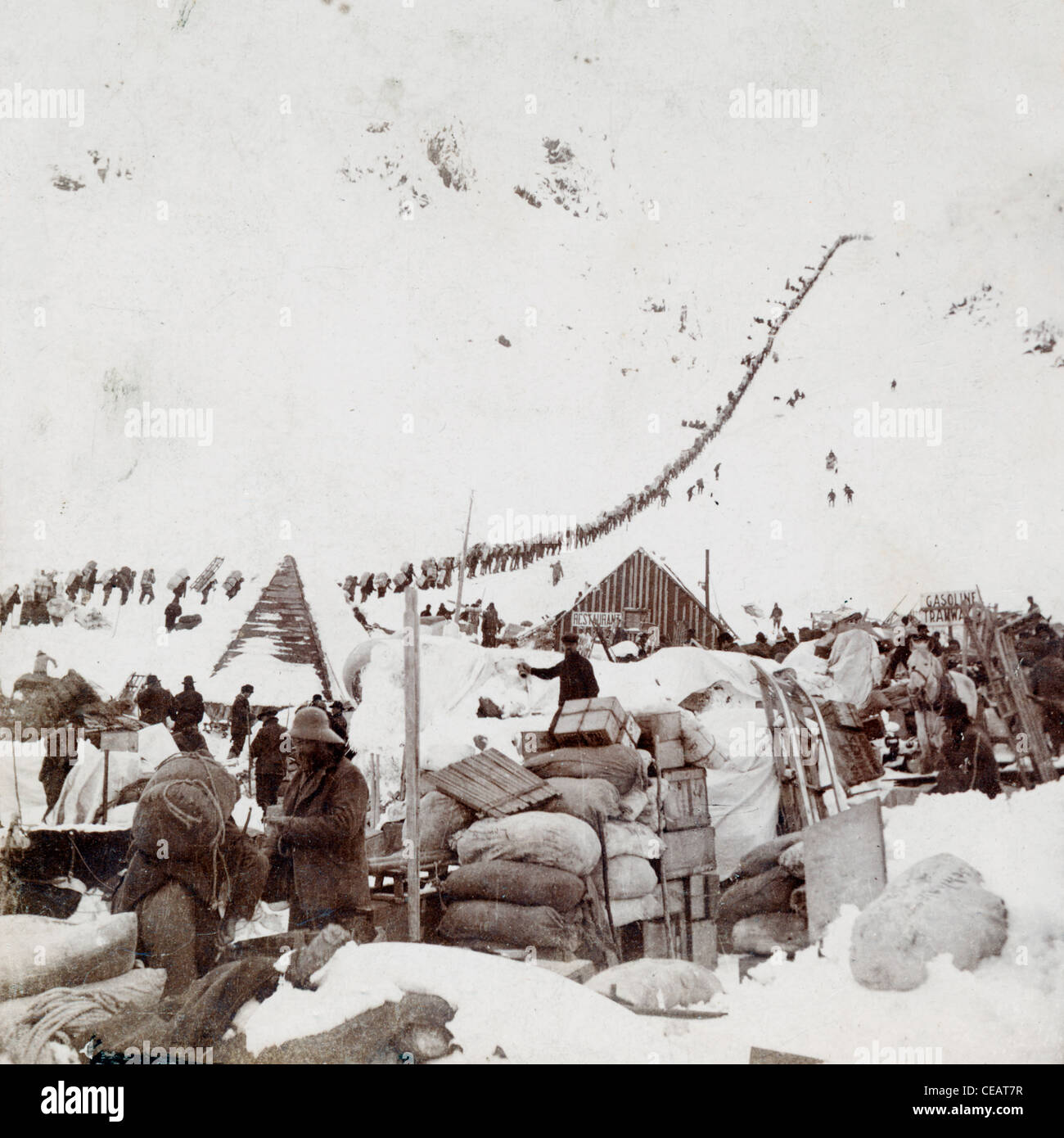 Klettern den Chilkoot Pass während des Klondike-Goldrausches, Alaska USA 1898 Stockfoto