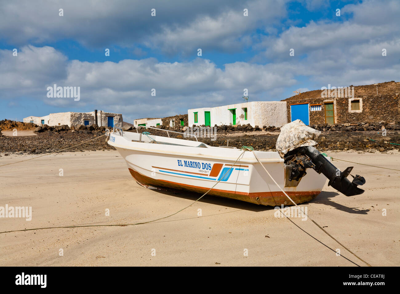 Ein kleines Motorboot auf dem sandigen Ufer im Dorf peurtito auf der Insel Lobos und Fuerteventura Stockfoto