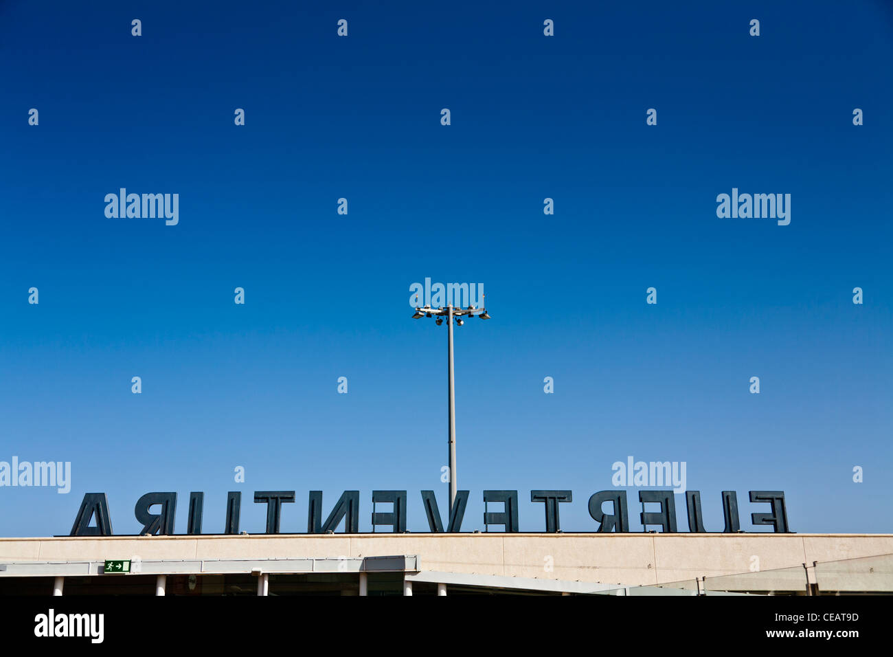 Fuerteventura Anmelden als aus dem Cafe Raucherzone am Flughafen gesehen. Spiegel schreiben Stockfoto