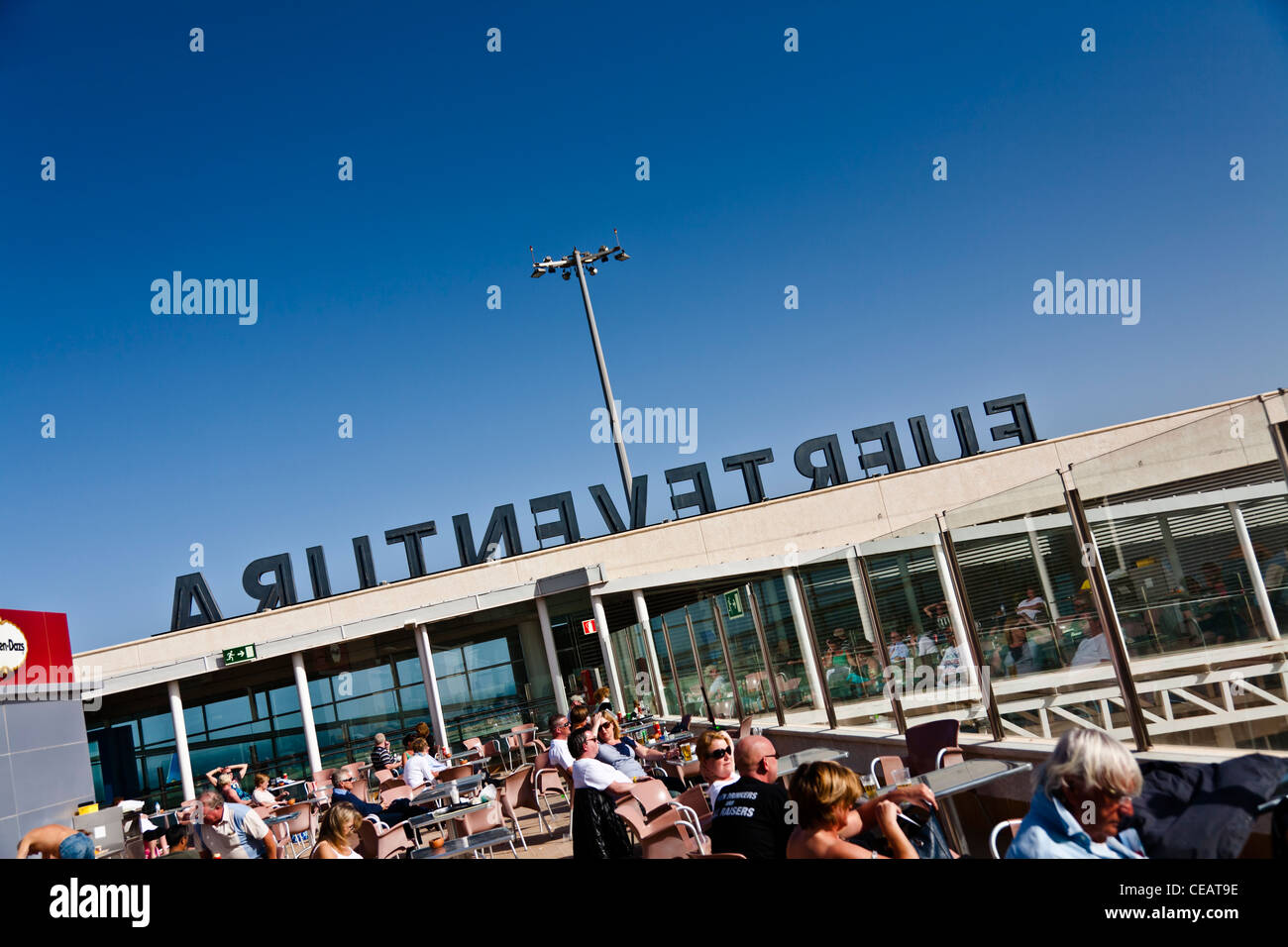 Fuerteventura Anmelden als aus dem Cafe Raucherzone am Flughafen gesehen. Spiegel schreiben Stockfoto