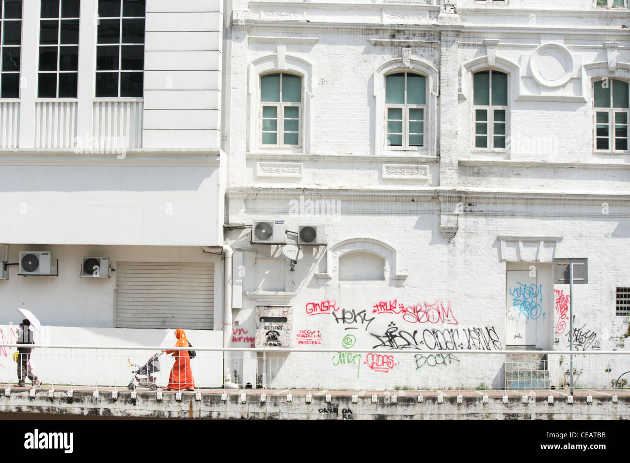 Fußgängerzone, vorbei an weißes Gebäude mit Graffiti in Kuala Lumpur, Malaysia Stockfoto