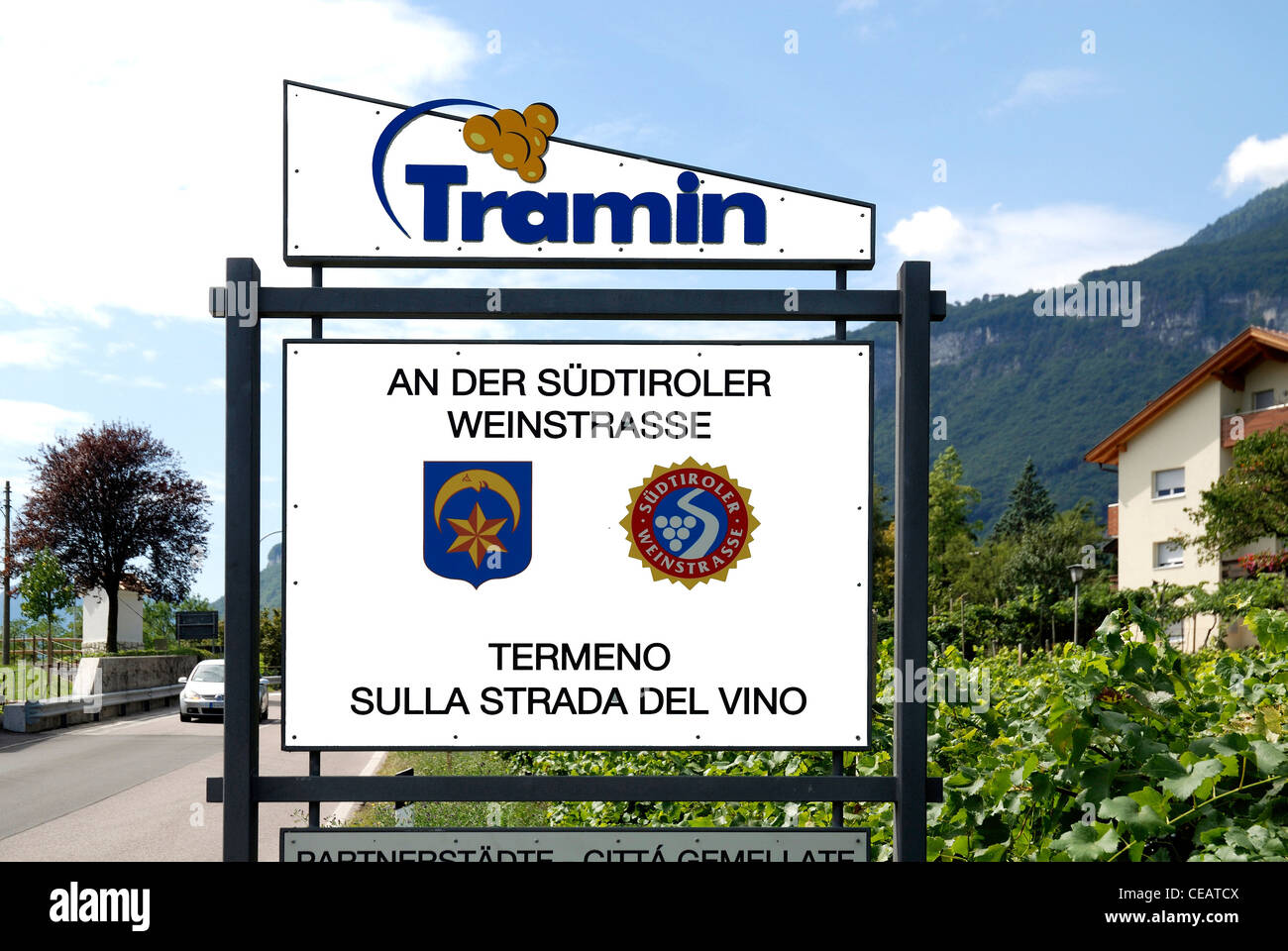 Namensschild von der Gemeinde Tramin an der Südtiroler Wein-Route zu platzieren. Stockfoto