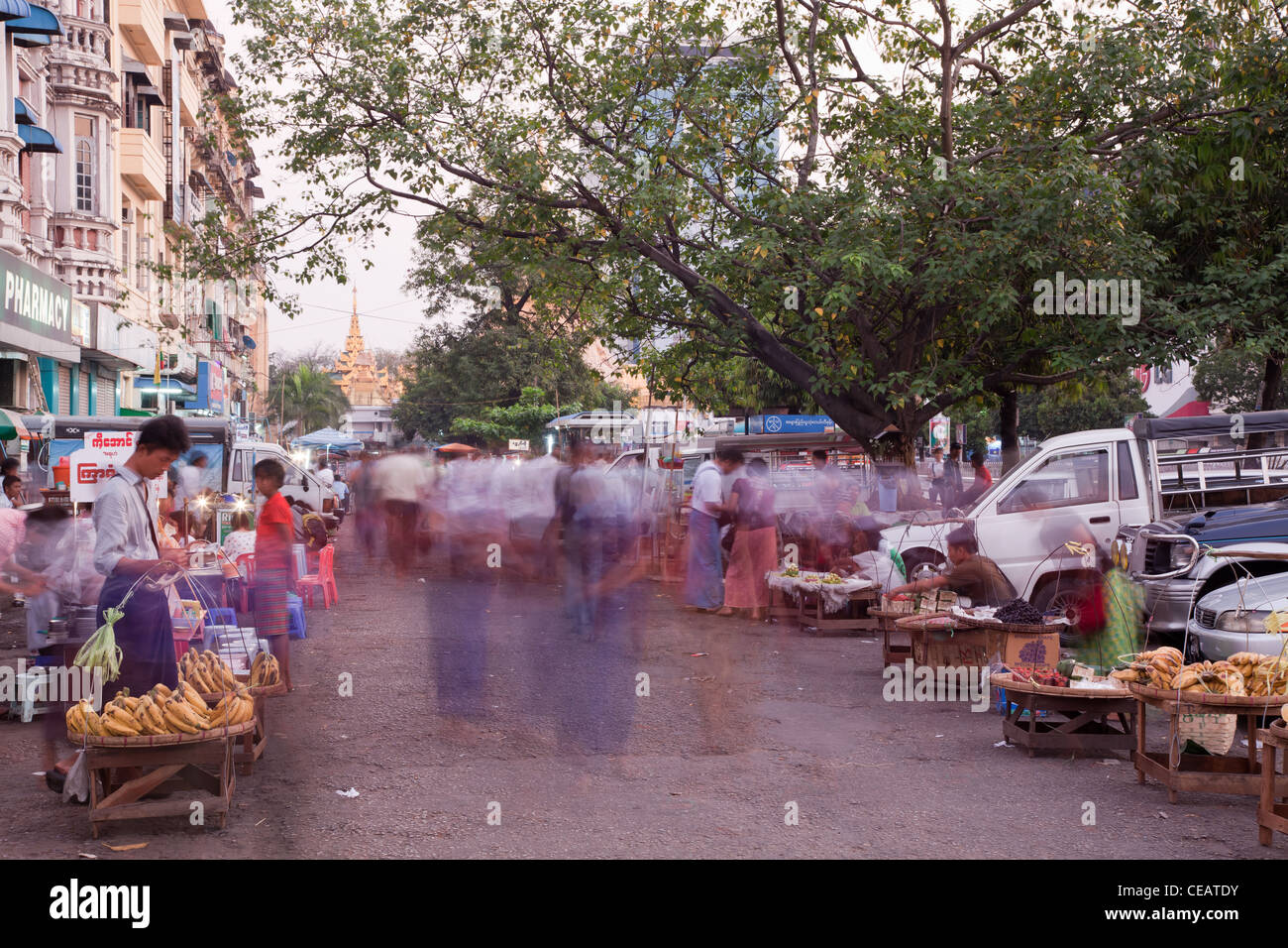 Straße Obstmarkt mit beobachten und sprechen Leute. Rangun, Myanmar. Stockfoto