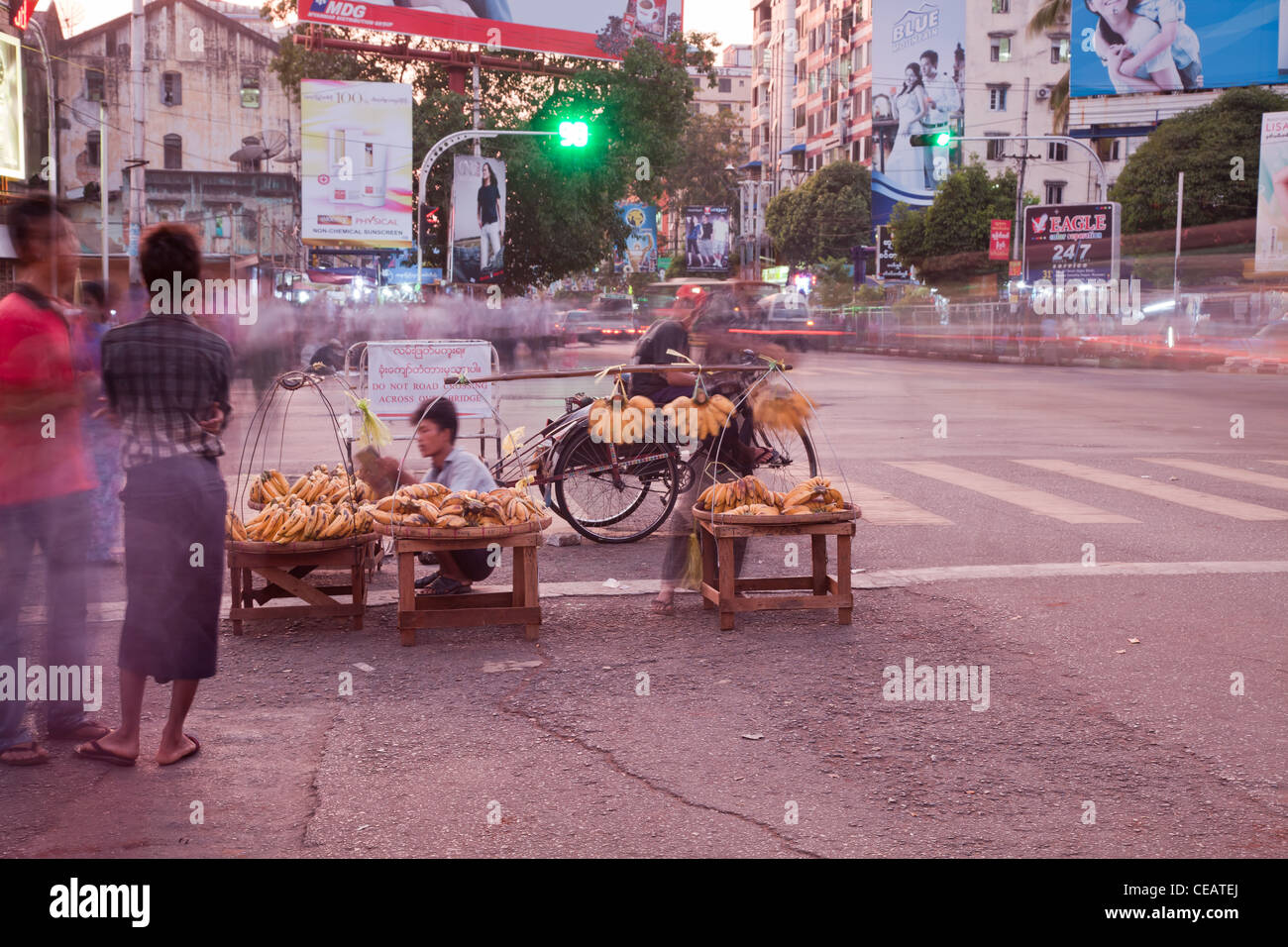 Straße Obstmarkt mit beobachten und sprechen Leute. Rangun, Myanmar. Stockfoto