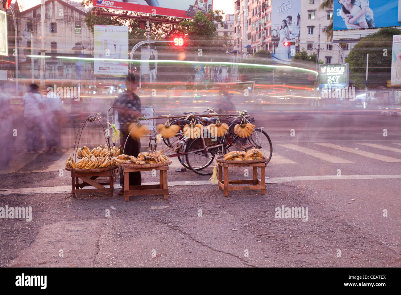 Straße Obstmarkt mit beobachten und sprechen Leute. Rangun, Myanmar. Stockfoto