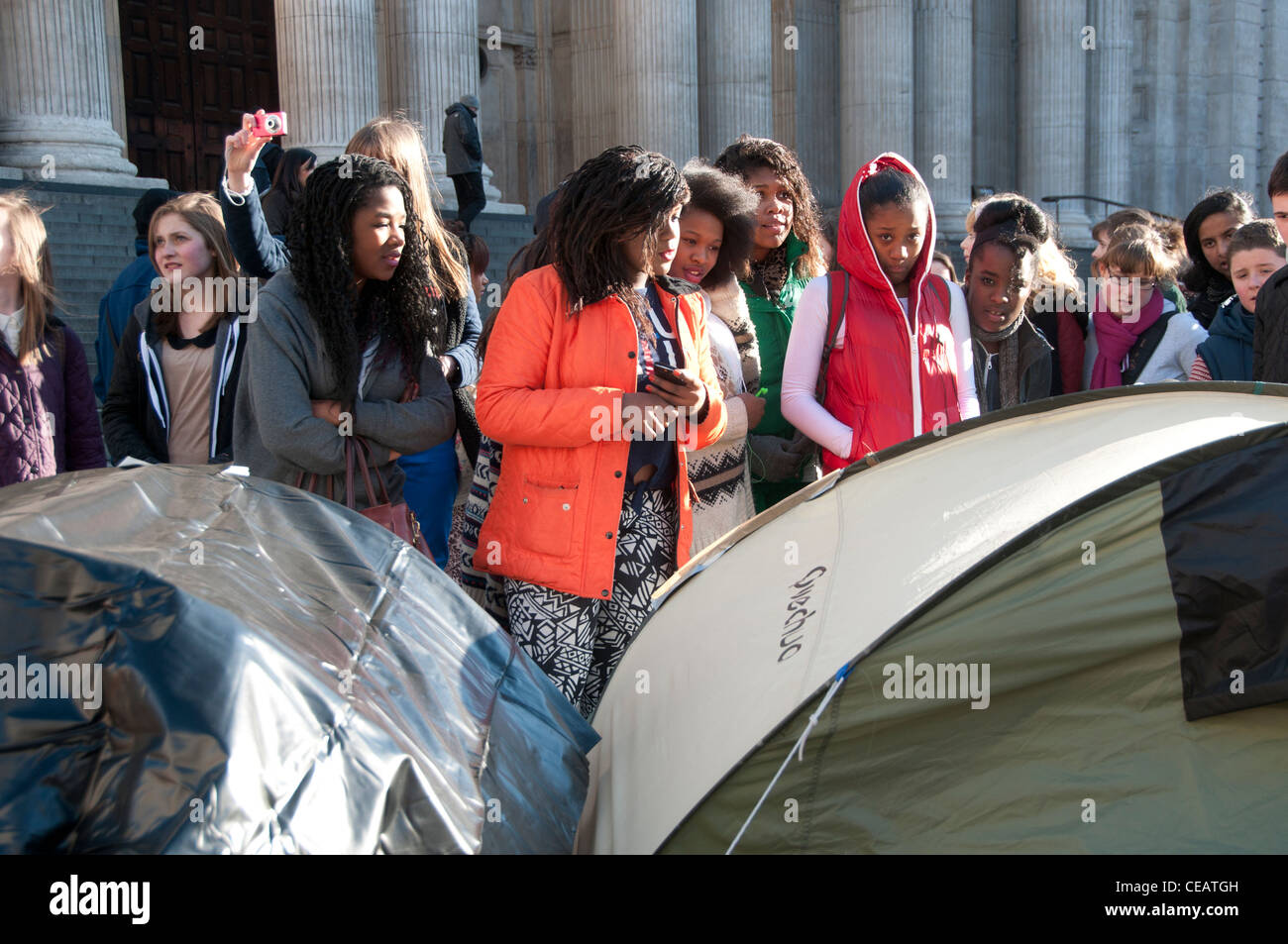 SCOOL-Gruppe besuchen besetzen London in St. Pauls Stockfoto