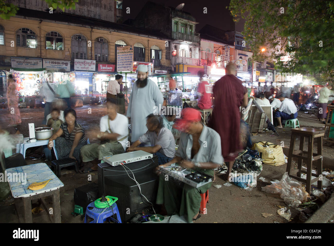 Schwarz-Straßenmarkt mit beobachten und sprechen Leute. Rangun, Myanmar. Stockfoto