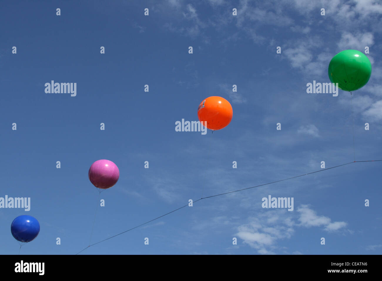 bunte Luftballons gegen blauen Himmel schweben Stockfoto