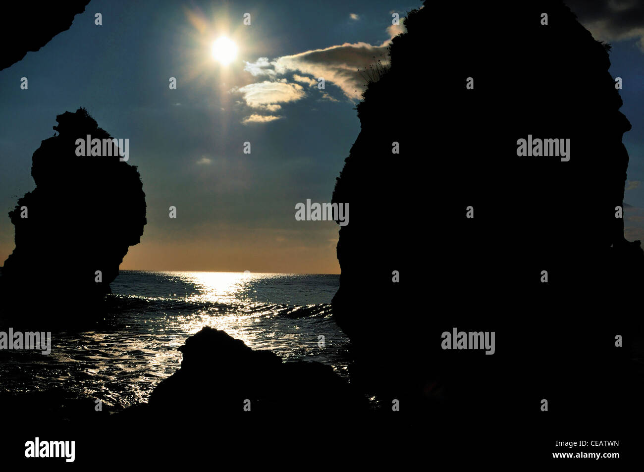 Portugal, Algarve: Rock-Silhouetten in der Mittagssonne am Strand Praia da Marinha Stockfoto