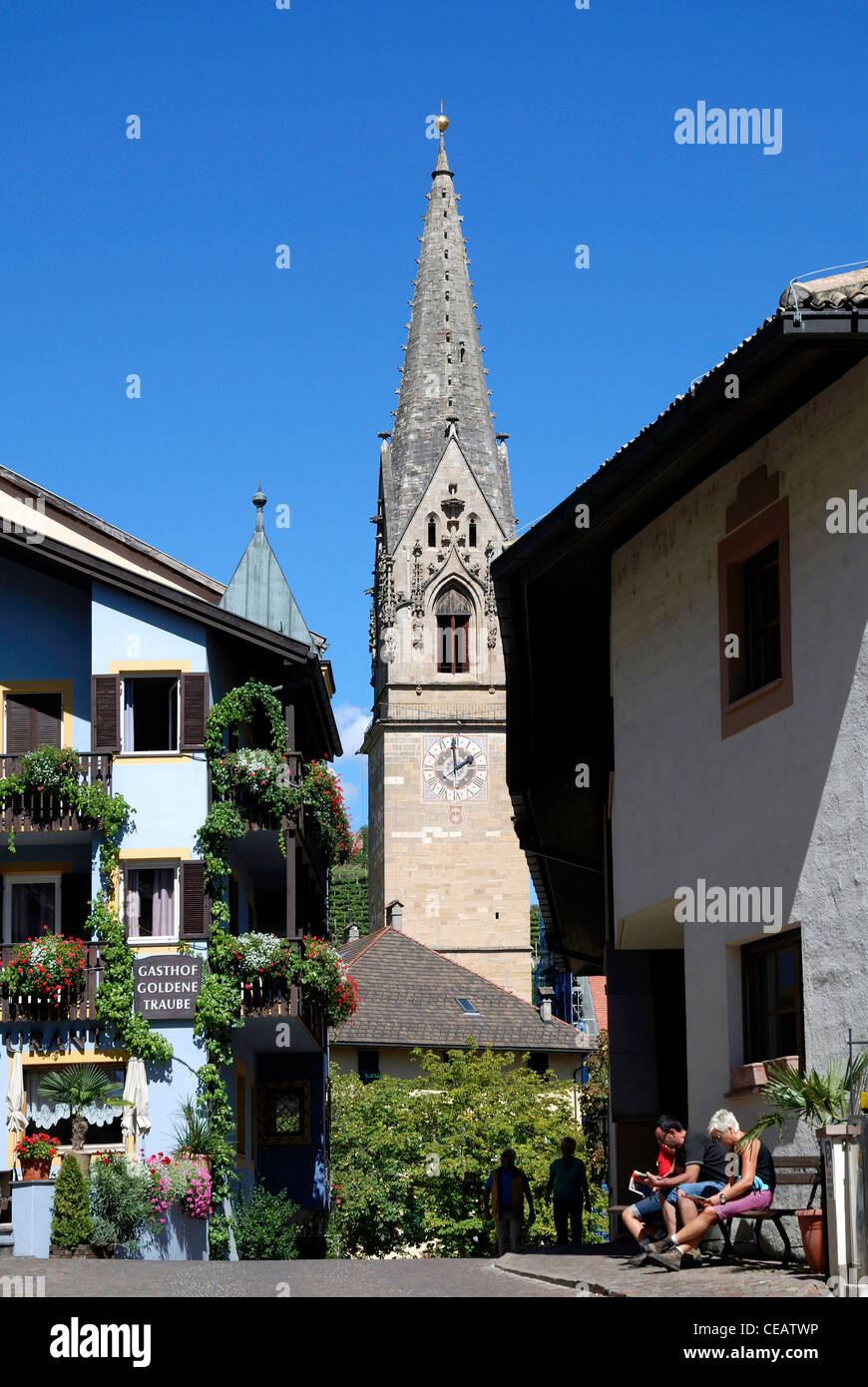 Gotische Pfarrkirche Kirche von Tramin an der Südtiroler Wein-Route. Stockfoto