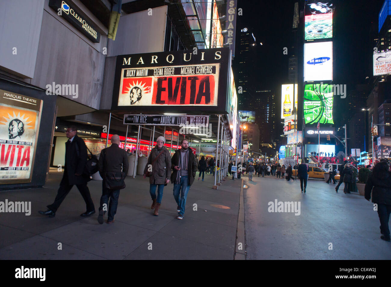 Der Marquis Theatre am Broadway, am Times Square in New York kündigt die bevorstehende Ankunft der Wiederbelebung des musical Evita Stockfoto