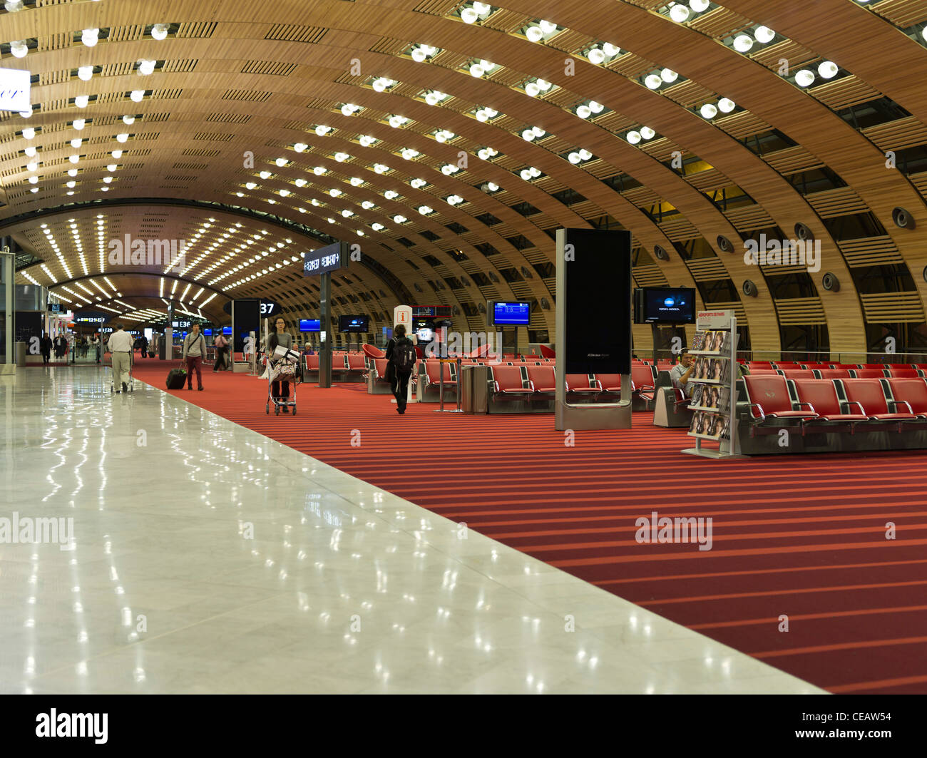 Dh-Charles de Gaulle Flughafen PARIS FRANKREICH Paris Charles De Gaulle Terminal 2E airport Departure Lounge international Stockfoto