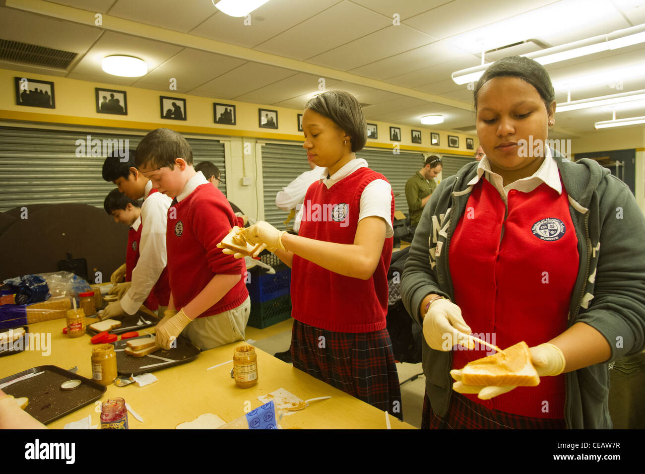 Siebte und Achtklässler Erdnussbutter und Gelee Sandwiches für bedürftige Stockfoto