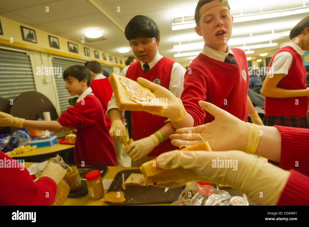 Siebte und Achtklässler Erdnussbutter und Gelee Sandwiches für bedürftige Stockfoto